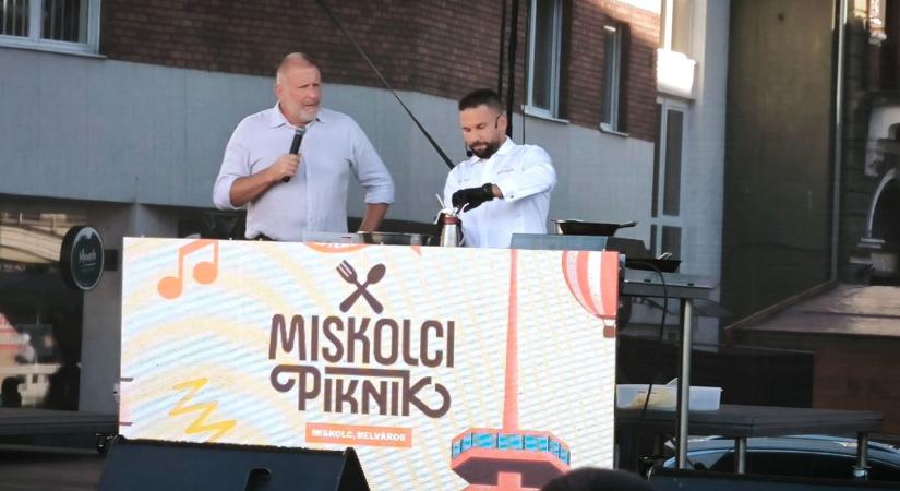 Éhesek vagytok? – kérdezte Rácz Jenő –, ki szereti a bundáskenyeret?