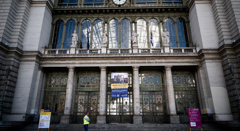 Egy pillanatra úgy tűnt, a Keleti újraindul, de az utolsó pillanatban kiderült, hogy gond van