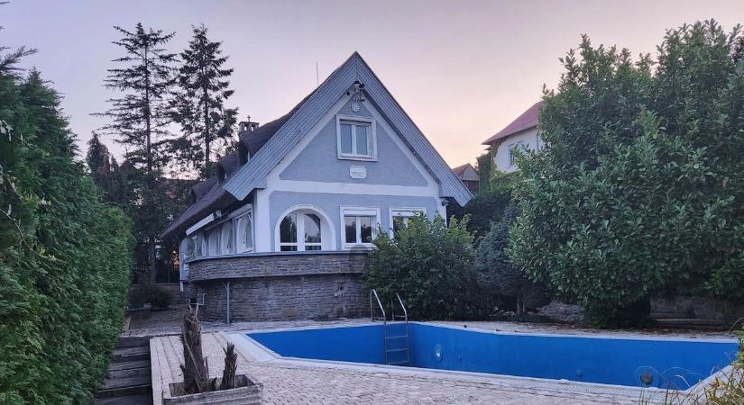 Ezt látni kell: tópartra néző exkluzív villa eladó a Tihanyi Apátság közelében ( galéria)