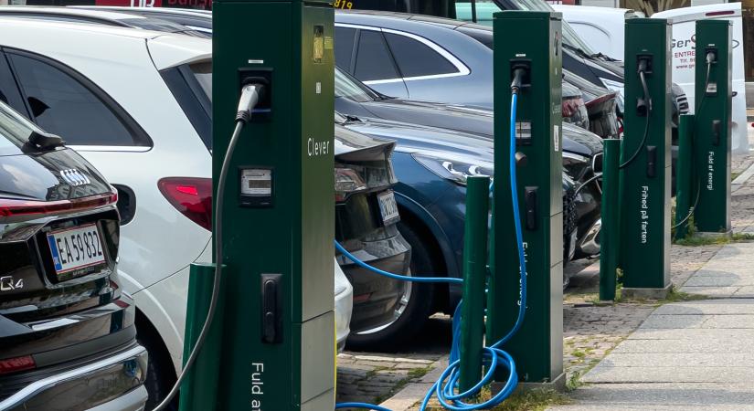 Dániában az új autók 64 százaléka már tisztán elektromos
