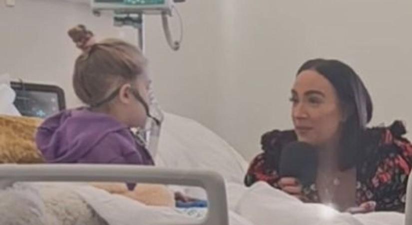 Tóth Gabi beteg gyerekeknek énekelt a kórházban, Curtis édességekkel lepte meg őket ( videó)