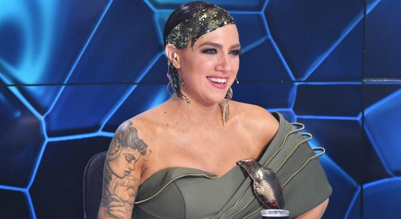 „Vagyunk egy páran!” – Tóth Gabi is ott volt a DPK nagygyűlésen, zászlóval a kezében