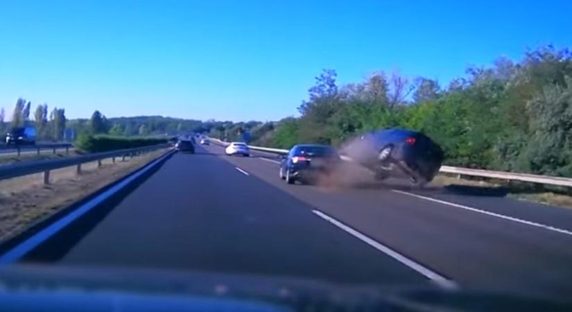 Így borult fel a balesetet okozó autó az M7-esen