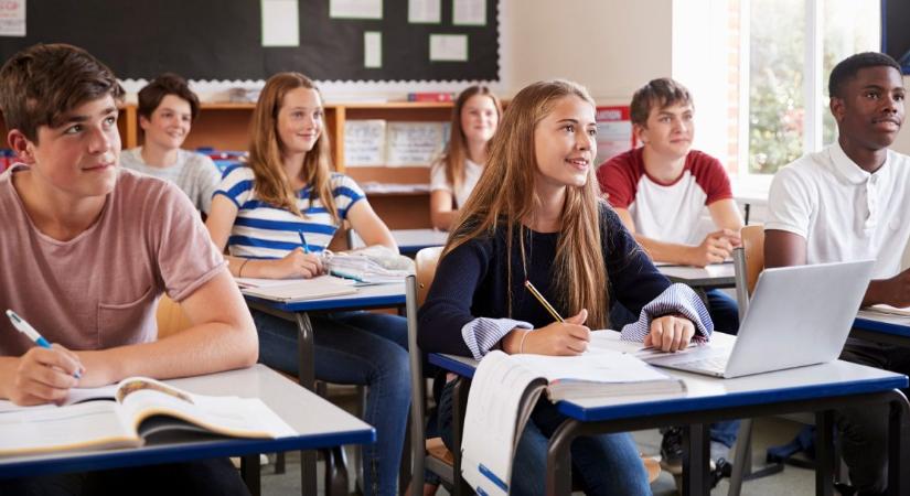 Kikelt magából egy anya, miután a 14 éves lányát kizárták az oktatásból a piercingje miatt