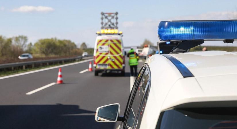 Baleset az M1-esen: leszakadt tréler foglalja el a belső sávot