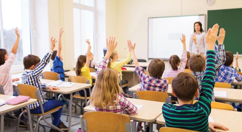 Ez egyre biztatóbb: az OECD-országok átlagát meghaladó mértékben emelkedett a magyar pedagógusok fizetése! – Mutatjuk!