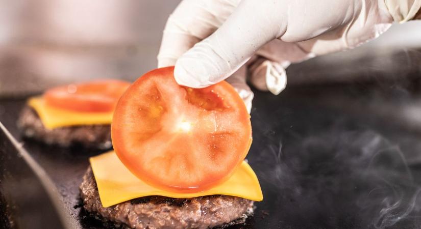 Azonnal be kellett zárni egy gyorséttermet: hárman kórházba kerültek