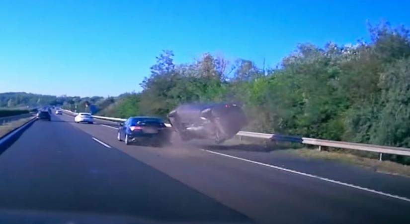 Videó: testközelből láthatjuk, ahogy az M7-esen az egyik autós belerohant az előtte lévőbe