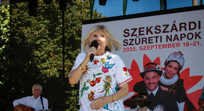 Három generáció együtt énekelt Halász Judittal a Béla király téren (galéria)