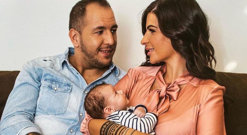 Ettől mindenkinek kiugrik a szeme: hihetetlen dekoltázst villantott Curtis exe
