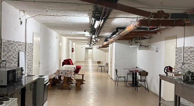 Pincében kialakított egyetemi kollégiumról posztolt Hadházy Ákos