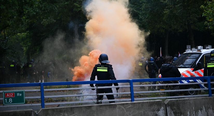 Összecsapásokba torkollott a bevándorlásellenes tüntetés Hágában, vízágyút is bevetettek a rendőrök
