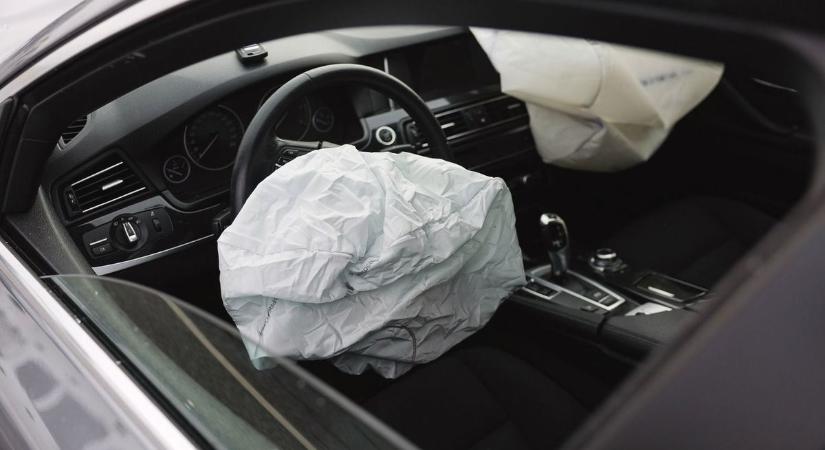 Rémálom az autópályán: 140-nél magától robbant ki a légzsák egy Mazdában