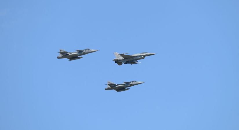Ideges lehet Putyin, ez gyerekjáték volt: megalázták az ukrán vadászgépek az orosz csúcsrakétákat – videón az F-16-osok bevetése a Kh-101 ellen
