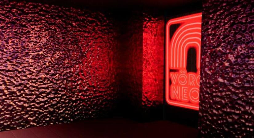 Színház nem vész el, csak átalakul: Vörös Neon néven nyit mulatót a Kultúrbrigád