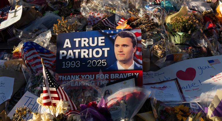 Tömegek éjszakáznak az utcán, hogy részt vehessenek Charlie Kirk búcsúztatásán
