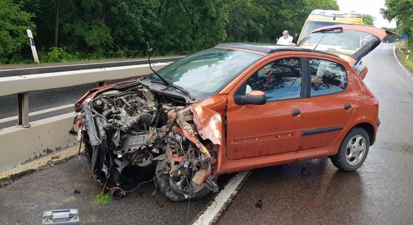 Pánik az autópályán: az M60-ason csapódott szalagkorlátnak egy autó