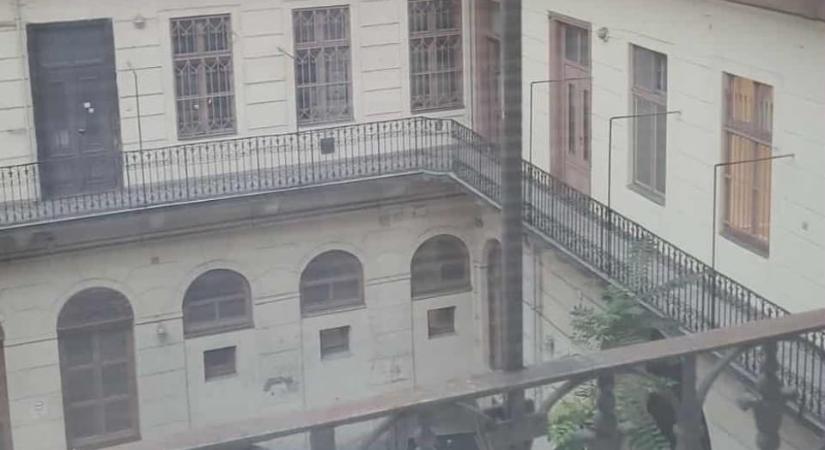 Életveszélyesen megsérült egy betörő, aki alatt menekülés közben leszakadt a klíma