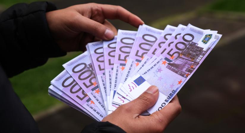 Jól fizető állást kínálnak egyes cégek, munkába lépésért 20 ezer eurós bónuszt kaphat