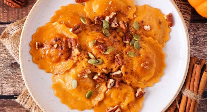 Ravioli krémes vodkás-sütőtökös mártásban: őszi ízek olasz módra