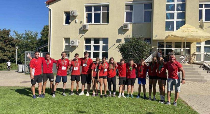 Atlétika – Ezüstöt érő egyéni csúcs Budapesten és éremhalmozó fiatalok Csömörön