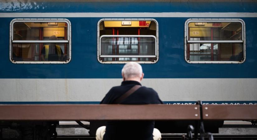A vésznyitót használva távoztak az utasok a töltésen veszteglő vonatról