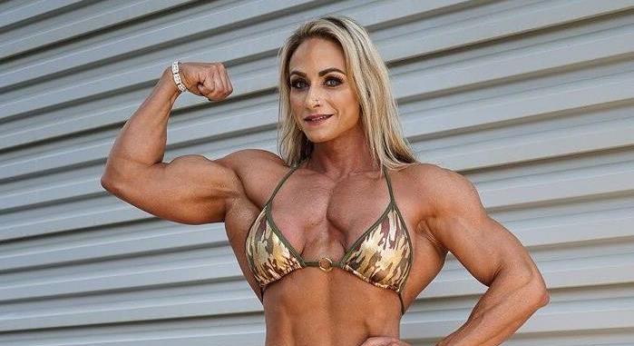 Ennek a 37 éves testépítő nőnek akkor a bicepsze, hogy simán megpihenhet az árnyékában