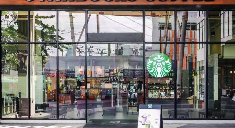 Kiakadtak és pert indítottak a Starbucks dolgozói az új dresszkód miatt