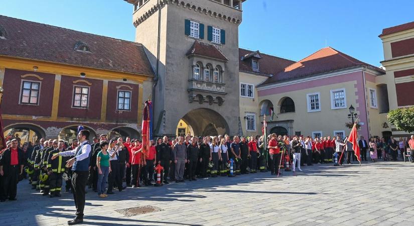 „A baj minden időszakában számíthatunk rájuk” - A vasi tűzoltókat ünnepelték Kőszegen - fotók