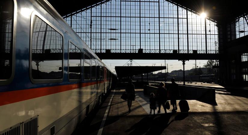 Nem várták meg a katasztrófavédelmet, inkább a vésznyitó segítségével távoztak az utasok a töltésen veszteglő vonatról
