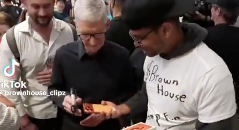A nap szerencsétlene a srác, aki Tim Cook előtt ejtette el a vadiúj iPhone 17 Próját, amikor dedikáltatni akarta