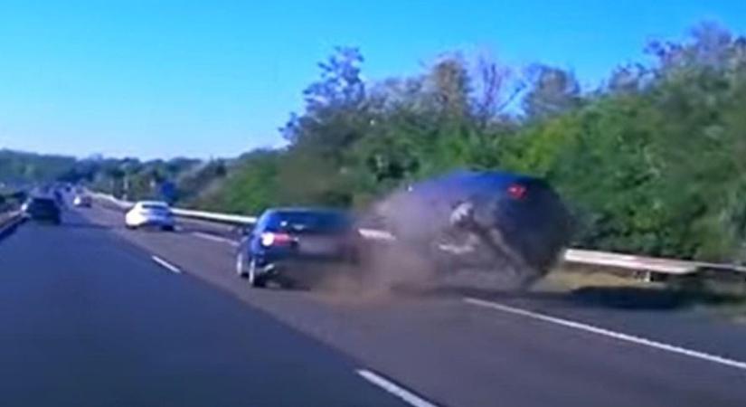 Sokkoló videón az érthetetlen baleset: részeg sofőr tarolt az M7-esen