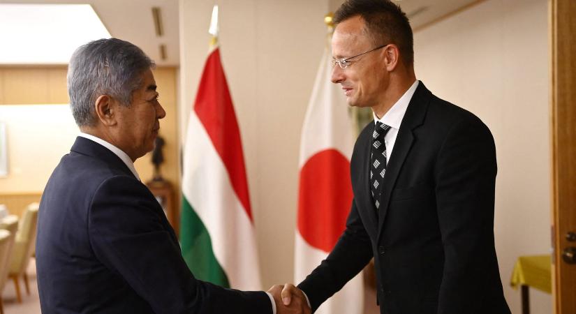 Oltári zenés klipet forgatott Szijjártó Péter, fizetésemelést követelnek a kamerásnak, felrobbant a kommentszekció