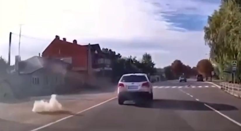 Így vétette el a civil autót az orosz drón
