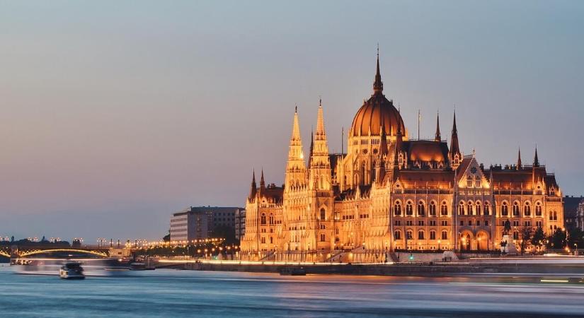 A budapesti parlament épületével hirdeti útjait a világ legkorszerűbb folyami szállodahajója