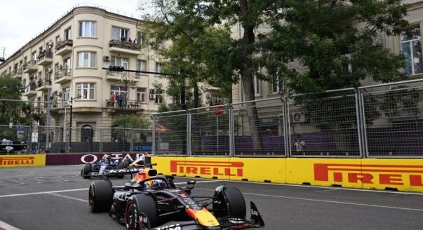 Verstappen nyert, Piastri kiesett Bakuban
