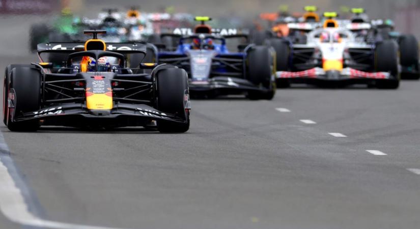 Azeri Nagydíj: a vb-éllovas Piastri már az első körben kiesett, Verstappen győzött Bakuban