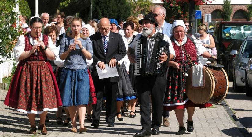 Balatonalmádiban ünnepeltek az egész vármegye néptáncosai ( galéria, videók)