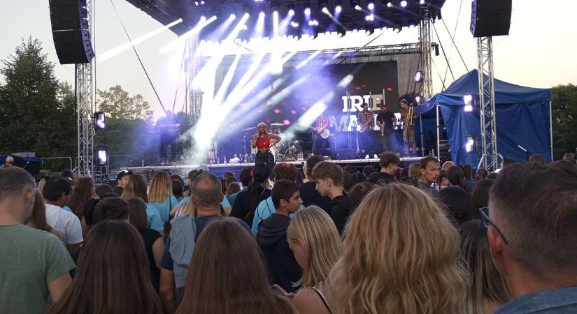 Tömegek a rácalmási Tökfesztiválon, az Irie Maffia után Dzsúdló vitte el az estét! (Videó)