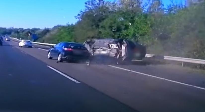 Sokkoló baleset történt a sztrádán a Balaton irányába, mutatjuk az ütközés videóját