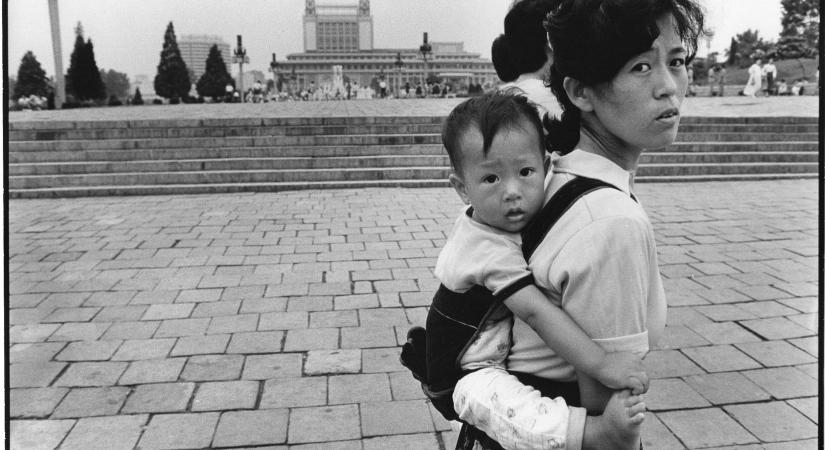 Pedáns rend a lakásban és a kamerába rendíthetetlenül mosolygó arcok – Észak-Korea közelnézetből