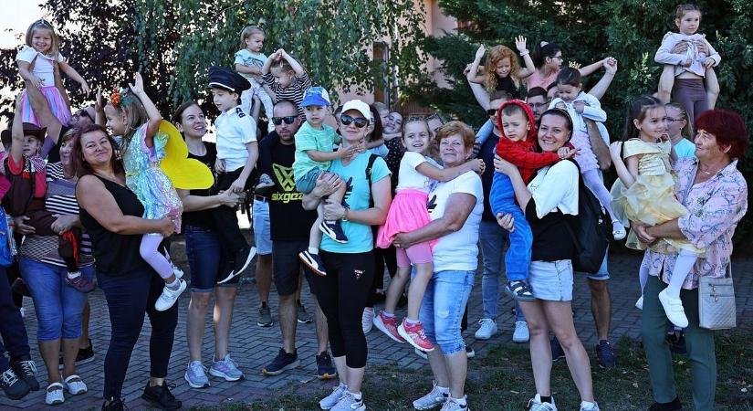 Nem csak a gyermekeket emelték a magasba, a jövő is szárnyra kapott Kelebián – képekkel, videóval