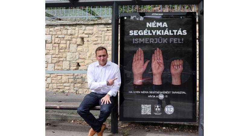 Ismerje meg mindenki a néma segélykiáltás kézjeleit!