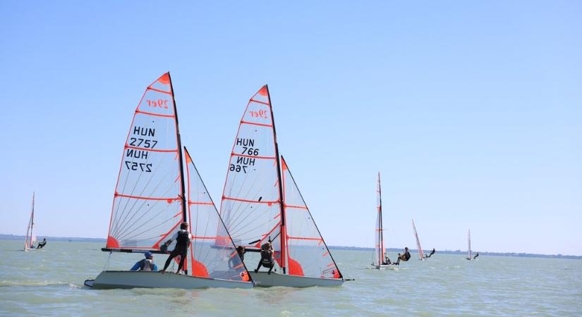 Továbbra is a magyar hajók dominálnak Alsóörsön a 29er EuroCup-on