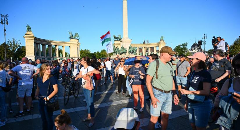 Képeken a gyülekező tömeg