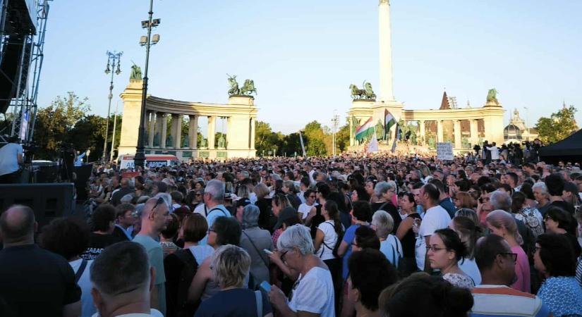 A gyűlöletkeltő plakátok ellen tüntetnek a Hősök terén