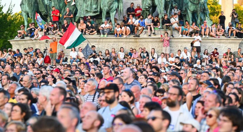 Gyűlik a tömeg, az Andrássy út is lezárva