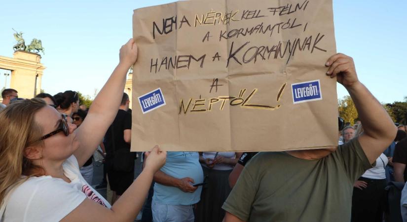 Több ezren tüntetnek a Húsök terén a tiszta közbeszédért