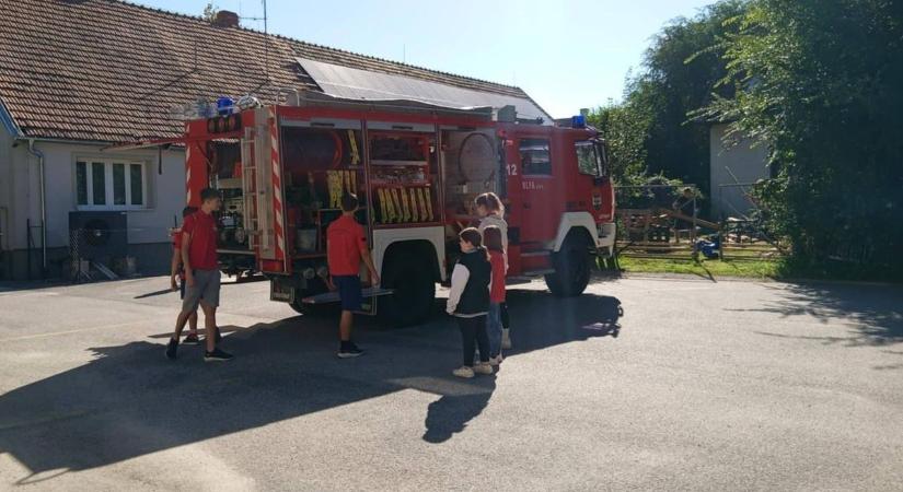 Hordágyak összeszerelését gyakorolták a fiatalok