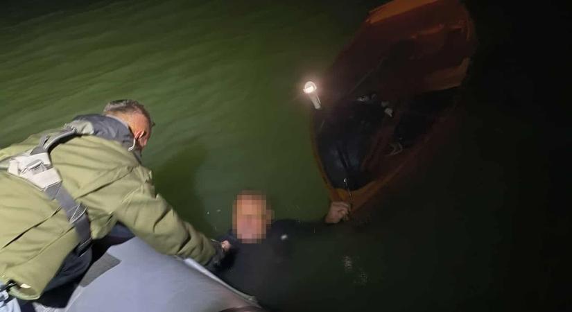 Éjszakai életveszély - három órán át kapaszkodott csónakjában a Balatonon a horgász